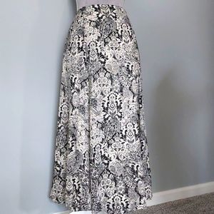 Silk Jones New York black & white  paisley flare skirt, size 10